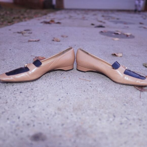 Chanel Vintage Two-Tone Leather Loafers Flats 39 Beige Black Logo Buckle Italy - Picture 9 of 11